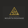 Ein Logo für ein Restaurant namens Mountain Garage, mit einem goldenen Dreieck, Utensilien und einem Berggipfel. Der Text ist weiß auf schwarzem Hintergrund.