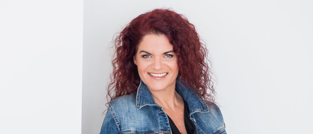 Bild enthält, Pants, Long Sleeve, Coat, Jacket, Adult, Female, Person, Woman, Blouse, Jeans