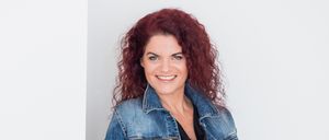 Bild enthält, Pants, Long Sleeve, Coat, Jacket, Adult, Female, Person, Woman, Blouse, Jeans