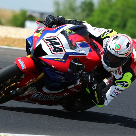 Bild enthält, Helmet, Crash Helmet, Glove, Hardhat, Motorcycle, Person, Road, Tarmac, Motor, Wheel
