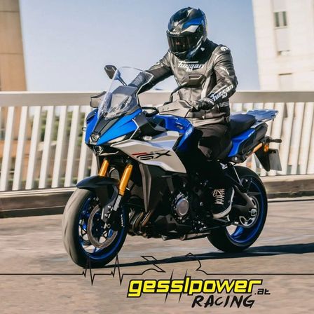 Bild enthält, Helmet, Adult, Male, Man, Person, Motorcycle, Vehicle, Machine, Wheel, Glove