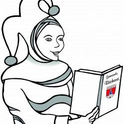 Eine lächelnde Person in einem Narrenkostüm hält ein offenes Buch mit dem Titel 'Jomando Bichkari', auf dessen Cover ein Wappen abgebildet ist.