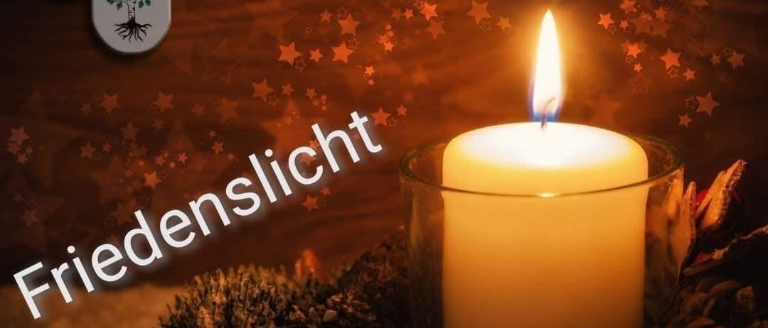 Eine leuchtende Kerze in einem Glasbecher umgeben von Tannennadeln und roten Beeren mit einem sternübersäten Hintergrund und einem Baumwappen auf der linken Seite. Über der Kerze steht 'Edenslicht'.