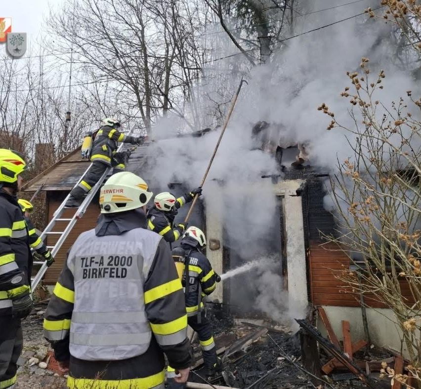 Bild enthält, Helmet, Adult, Male, Man, Person, Fire, Extinguishing Fire, Clothing, Glove