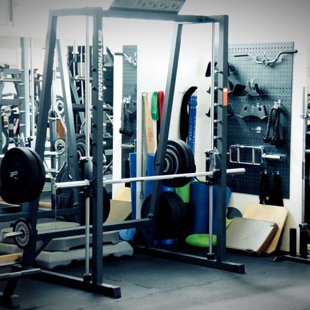 Bild enthält, Person, Working Out, Fitness, Sport, Gym, Gym Weights, Machine, Wheel