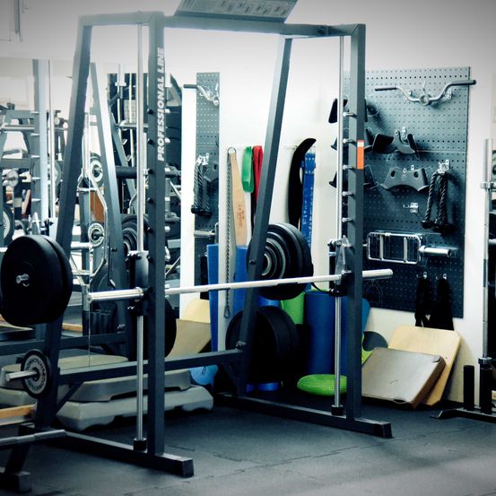 Bild enthält, Person, Working Out, Fitness, Sport, Gym, Gym Weights, Machine, Wheel