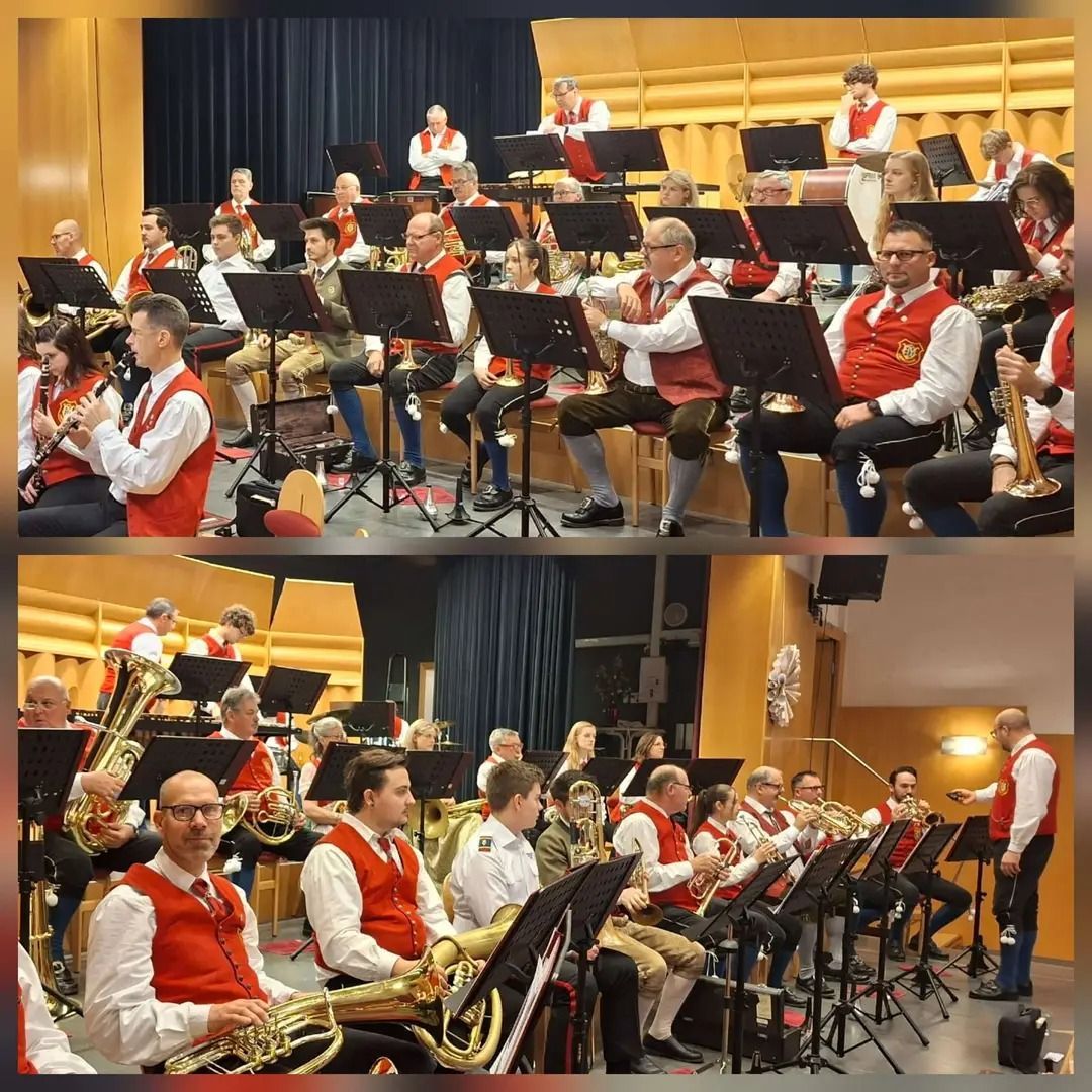 Zwei Bilder einer Blaskapelle bei einer Aufführung. Die Mitglieder sitzen auf Stühlen und halten Instrumente wie Trompeten und Tuben. Einige stehen und andere sind sitzend.