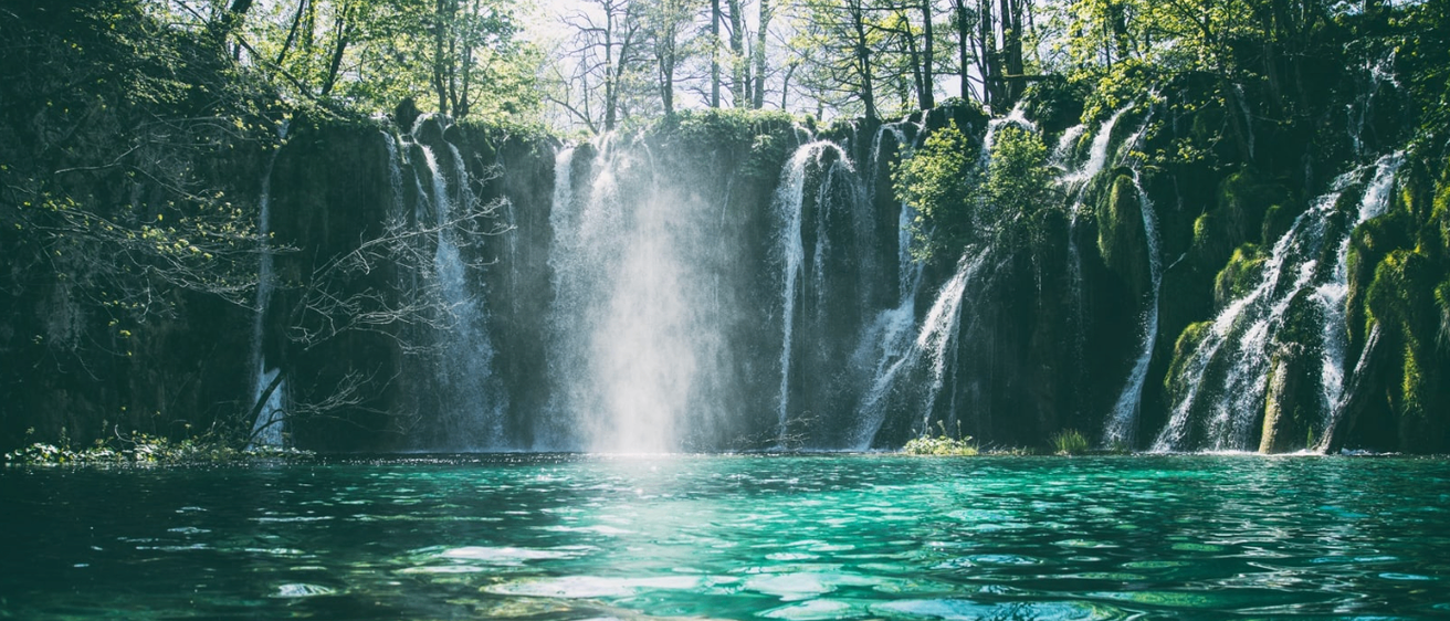 Bild enthält, Nature, Outdoors, Water, Vegetation, Scenery, Jungle, Waterfall, Swimming Pool, Land, Rainforest