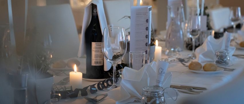 Bild enthält, Dining Table, Furniture, Table, Candle, Glass, Tabletop, Dining Room, Indoors, Beverage, Alcohol