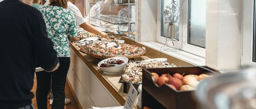 Bild enthält, Cafeteria, Restaurant, Buffet, Meal, Adult, Female, Person, Woman, Male, Man