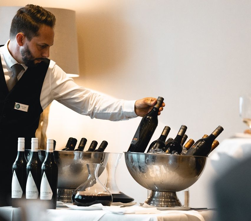 Bild enthält, Adult, Male, Man, Person, Face, Head, Waiter, Accessories, Formal Wear, Tie