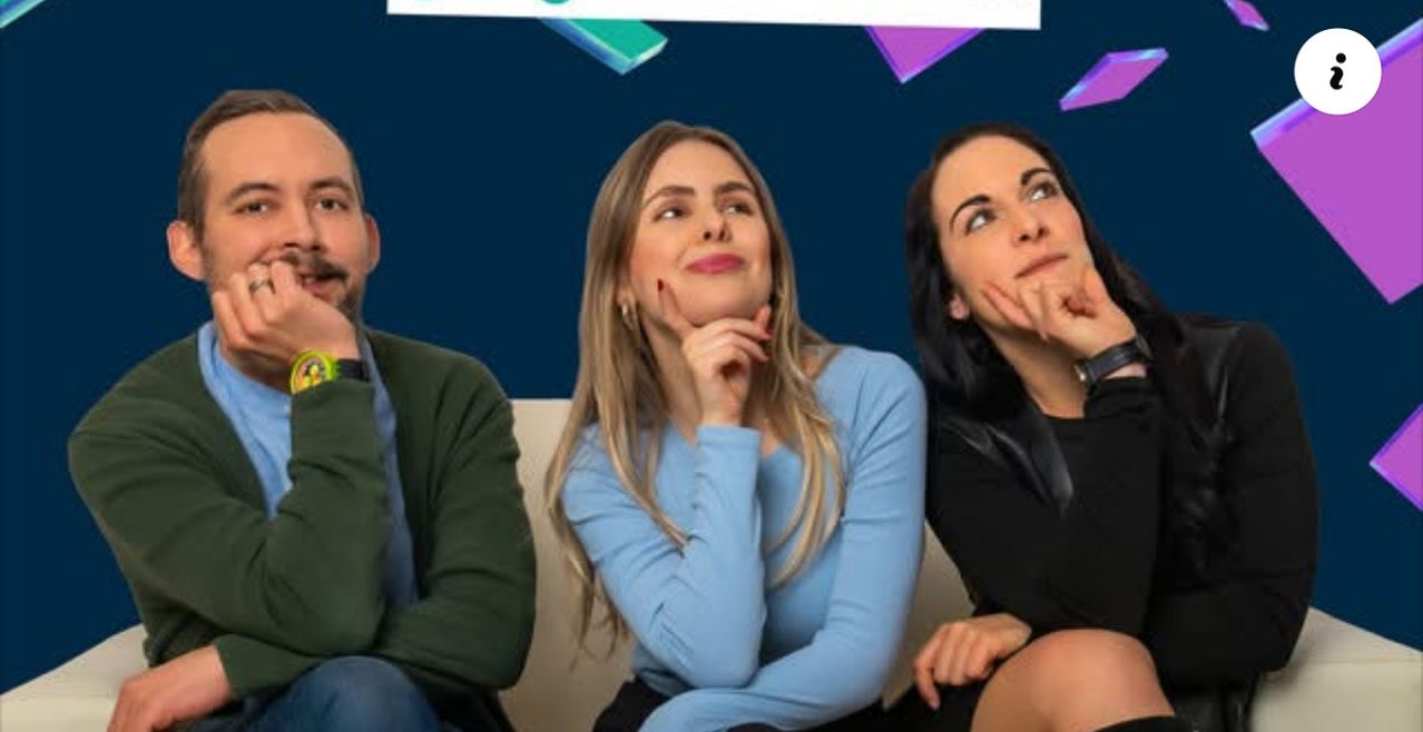 Drei Menschen sitzen auf einem weißen Sofa und schauen alle in die Kamera. Die Frau in der Mitte hat die Hand am Kinn. Der Hintergrund ist blau mit abstrakten Formen.