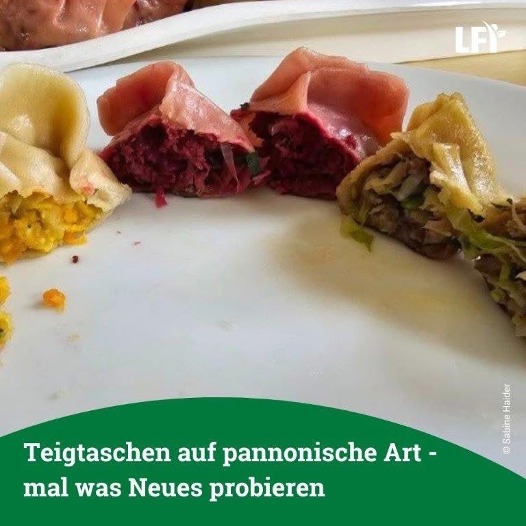 Ein Teller mit drei verschiedenen Teigtaschen, eine mit rotkohliger Füllung, eine weitere mit gelber Füllung und eine dritte mit grünem Gemüse. Der Teller steht auf einer Holzoberfläche.