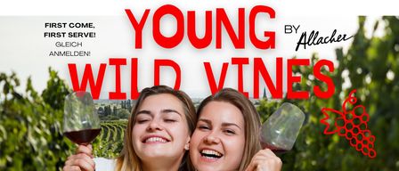 Zwei junge Frauen lächeln und halten Weingläser in der Hand, wahrscheinlich bei einer Weinveranstaltung. Der Plakattext lautet 'Young Wild Wines' und erwähnt freien Eintritt am dritten Donnerstag des Monats.