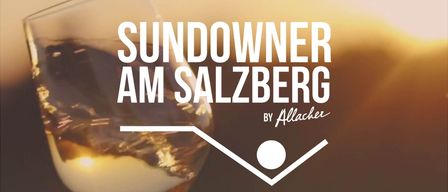 Ein Poster für 'Sundowner am Salzburg' von Allacher, mit einem Weinglas, gefüllt mit einem Getränk, und einem Sonnenuntergang im Hintergrund.