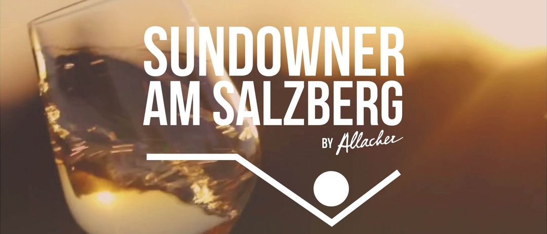 Ein Weinglas mit einem Getränk darin wird mit einer Textüberlagerung angezeigt, die Sundown am Salzburg von Allacher liest. Der Hintergrund ist ein Farbverlauf von Gelb und Orange.