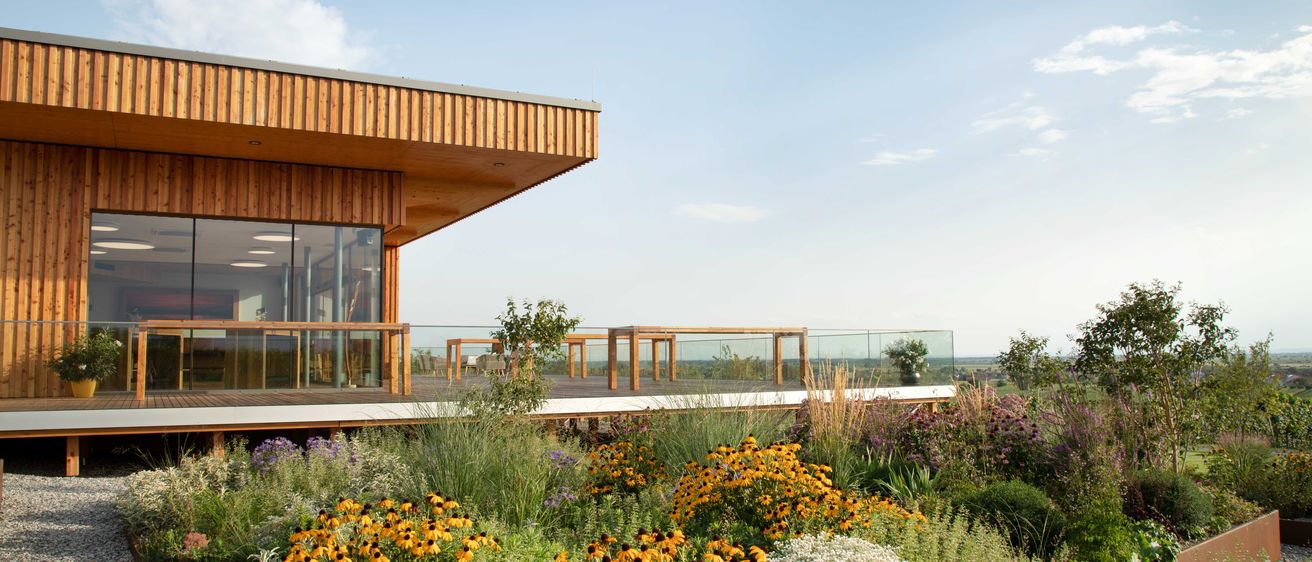 Bild enthält, Interior Design, Nature, Outdoors, Scenery, Garden, Waterfront, Plant, Shelter, Flower, Vegetation