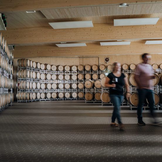 Bild enthält, Shoe, Outdoors, Nature, Person, Alcohol, Beverage, Adult, Male, Man, Countryside