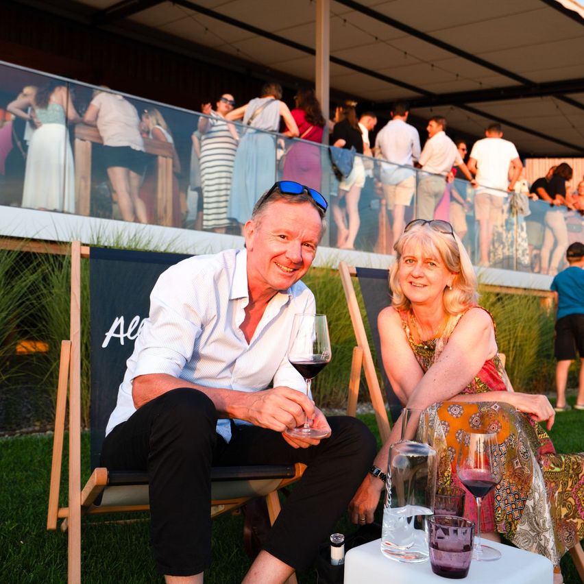 Bild enthält, Person, Photography, Portrait, Grass, Potted Plant, Adult, Male, Man, Table, Summer