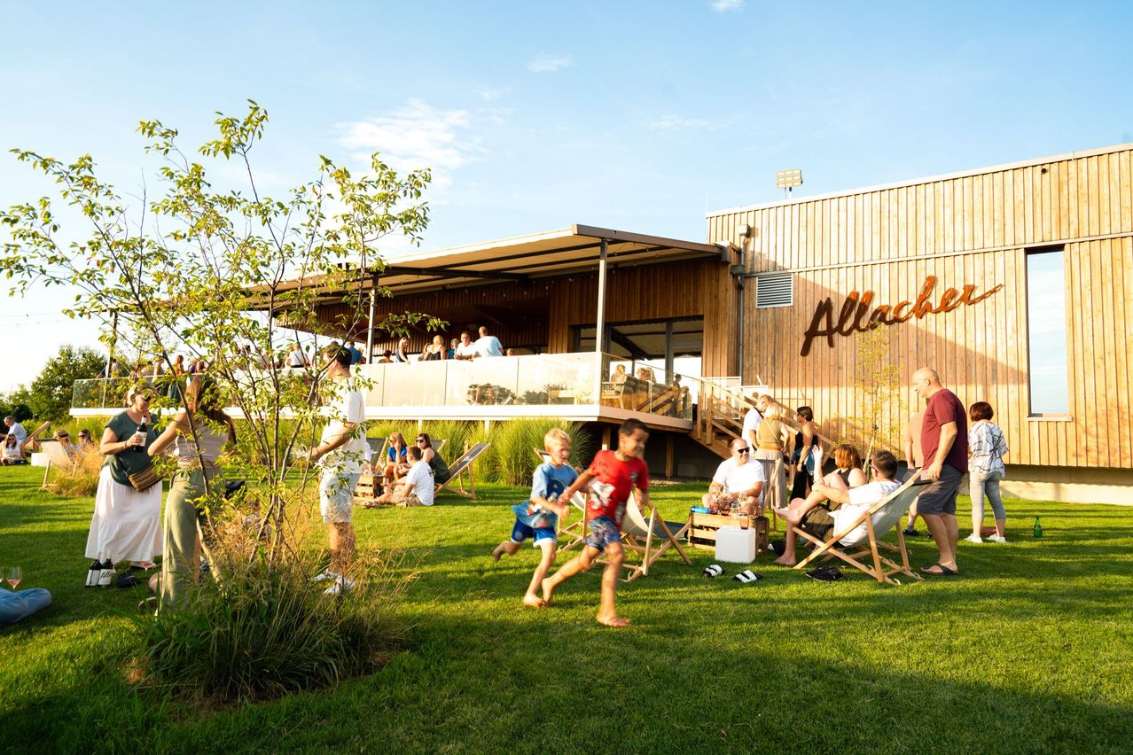 Bild enthält, Grass, Backyard, Lawn, Shelter, People, Person, Summer, Boy, Child, Male