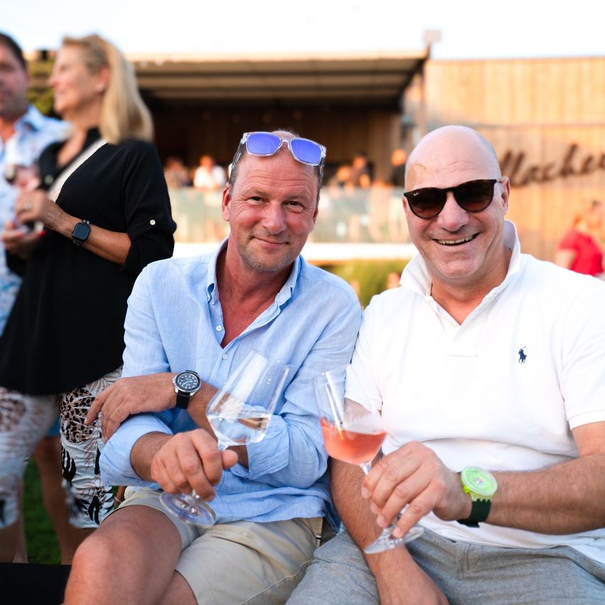 Bild enthält, Sunglasses, Adult, Female, Person, Woman, Male, Man, Portrait, Wristwatch, Shorts