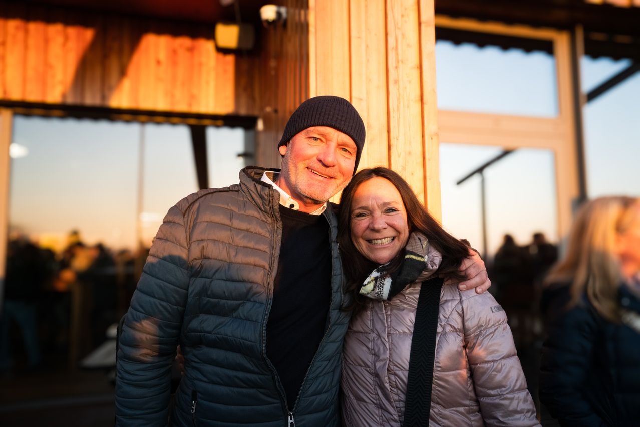 Bild enthält, Coat, Jacket, Cap, Hat, Adult, Female, Person, Woman, Smile, Man