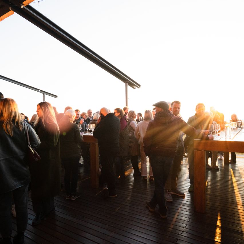 Bild enthält, Adult, Female, Person, Woman, Waterfront, Male, Man, People, Urban, Boardwalk