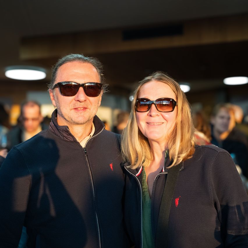 Bild enthält, Sunglasses, Coat, Jacket, Adult, Female, Person, Woman, Male, Man, People