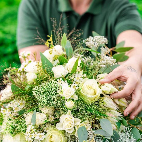 Bild enthält, Flower, Flower Arrangement, Flower Bouquet, Plant, Art, Floral Design, Graphics, Pattern, Rose, Person