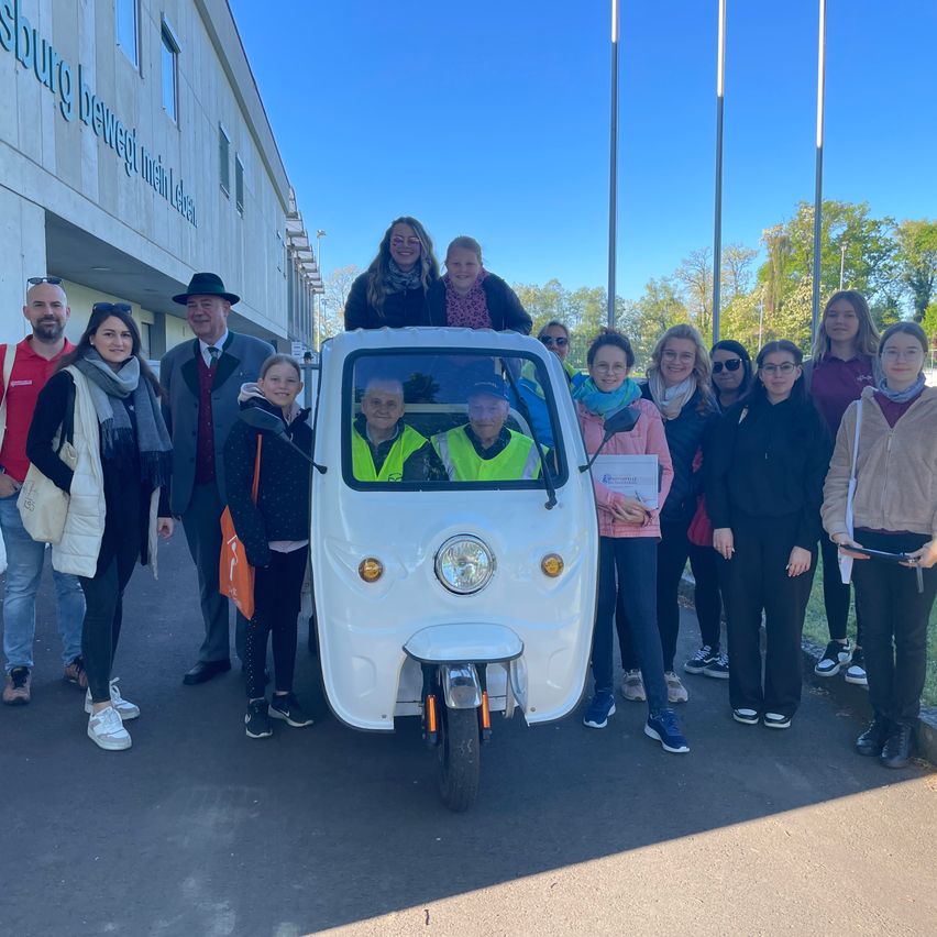 Bild enthält, Handbag, Glasses, Shoe, Hat, Person, Adult, Male, Man, People, Tie