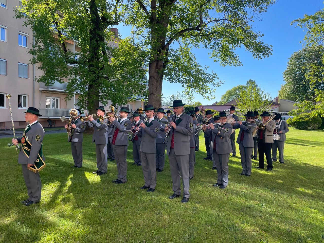Bild enthält, People, Person, Adult, Male, Man, Shoe, Hat, Group Performance, Chair, Glasses