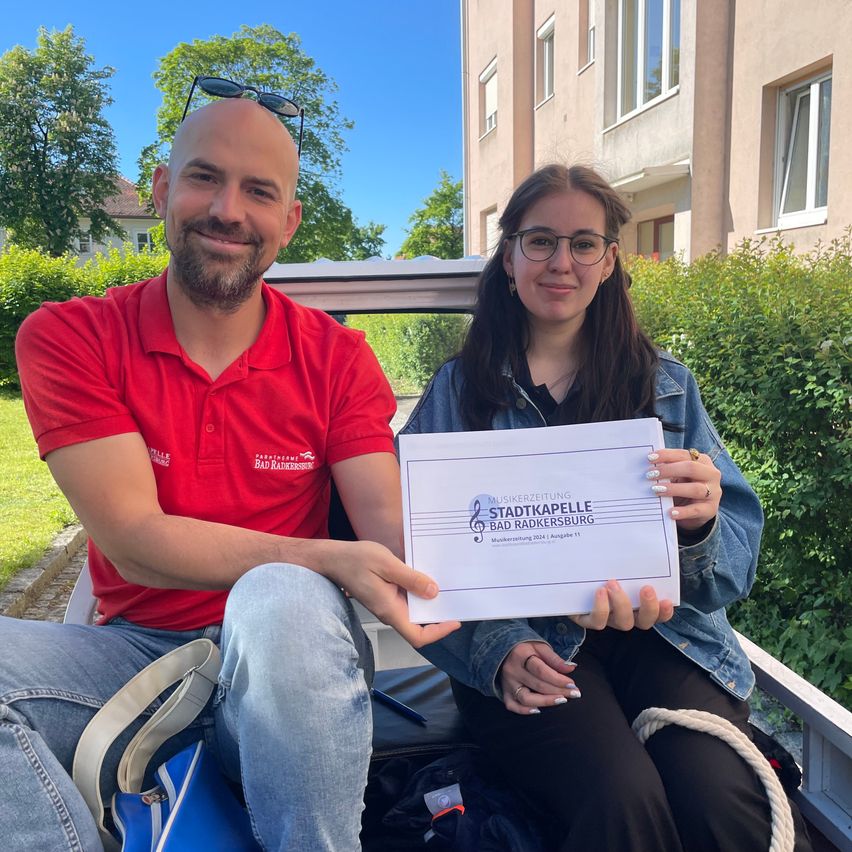 Bild enthält, Pants, Person, Photography, Portrait, Grass, Tree, Jeans, Sitting, People, T-Shirt