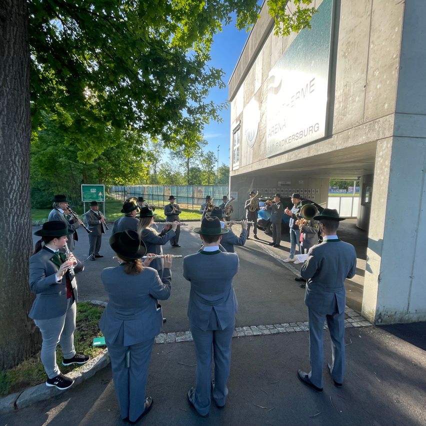 Bild enthält, Shoe, People, Person, Hat, Adult, Male, Man, Female, Woman, Handbag