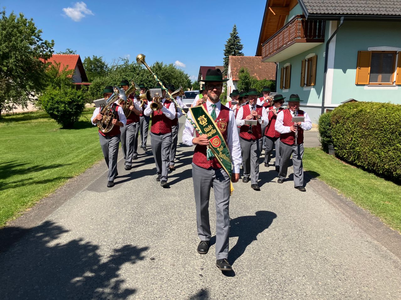 Bild enthält, People, Person, Marching, Shoe, Adult, Male, Man, Music Band, Glasses, Hat