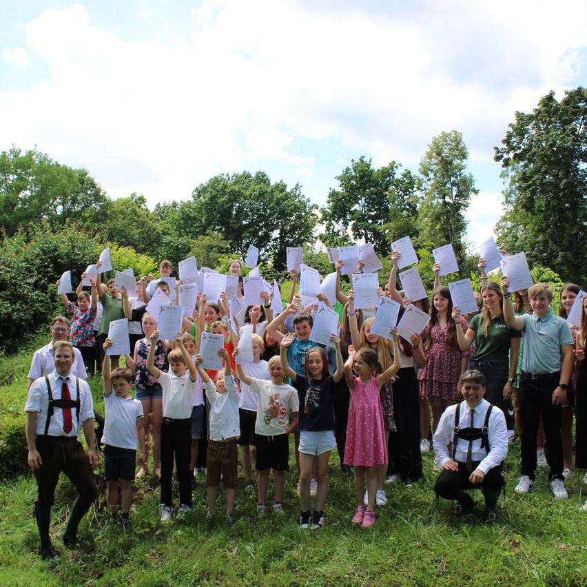 Bild enthält, People, Person, Grass, Outdoors, Park, Vegetation, Photography, Portrait, Tree, Woodland