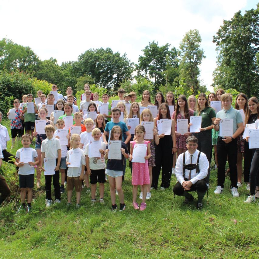 Bild enthält, People, Person, Grass, Nature, Outdoors, Park, Vegetation, Tree, Portrait, Groupshot