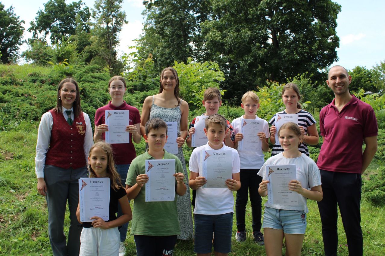 Bild enthält, People, Vegetation, Grass, Outdoors, Park, Tree, T-Shirt, Woodland, Grove, Portrait