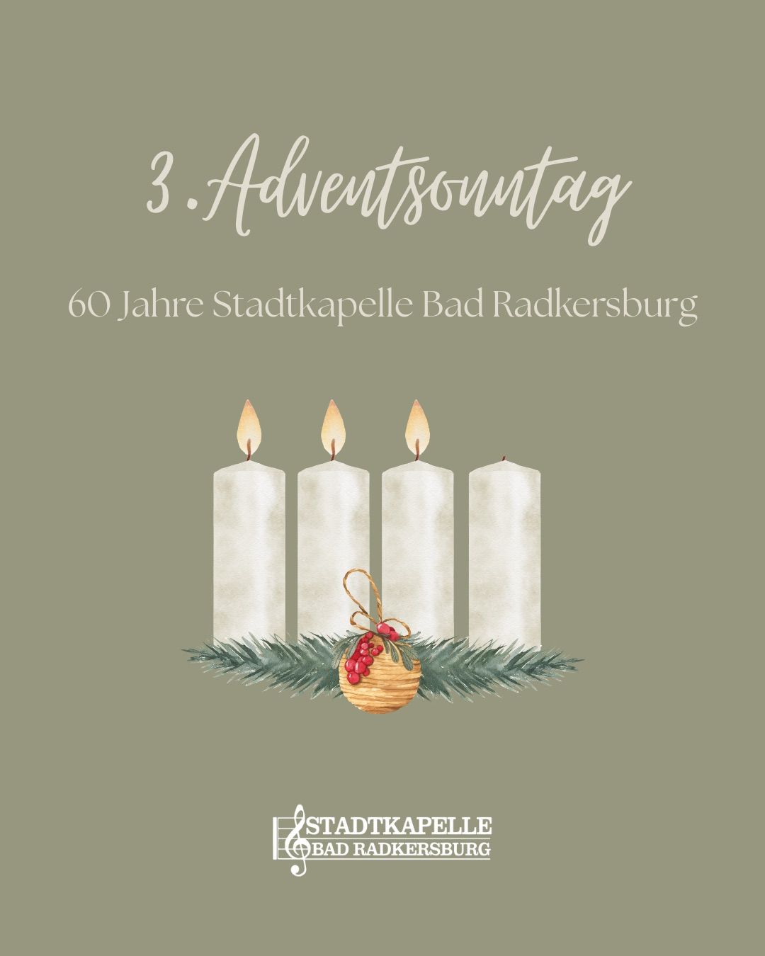 Das Poster feiert den 3. Adventsonntag mit vier Kerzen, einem festlichen Ornament und Grün. Es hebt das 60-jährige Jubiläum der Stadtkapelle Bad Radkersburg hervor.