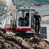 Bild enthält, Person, Worker, Soil, Adult, Male, Man, Shoe, Belt, Hat, Machine