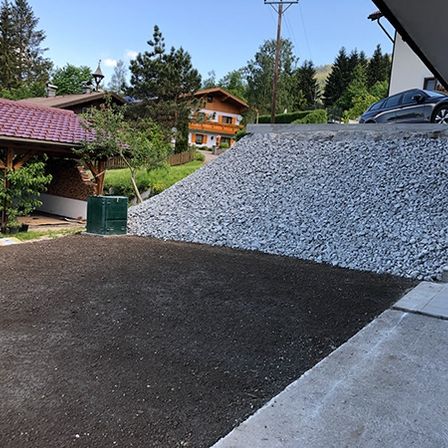 Bild enthält, Road, Tarmac, Gravel, Outdoors, Architecture, Building, Housing, Car, Vehicle, House