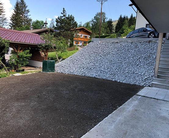 Bild enthält, Road, Tarmac, Gravel, Outdoors, Architecture, Building, Housing, Car, Vehicle, House