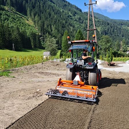 Bild enthält, Outdoors, Machine, Wheel, Nature, Person, Worker, Lawn Mower, Aerial View, Countryside, Driveway