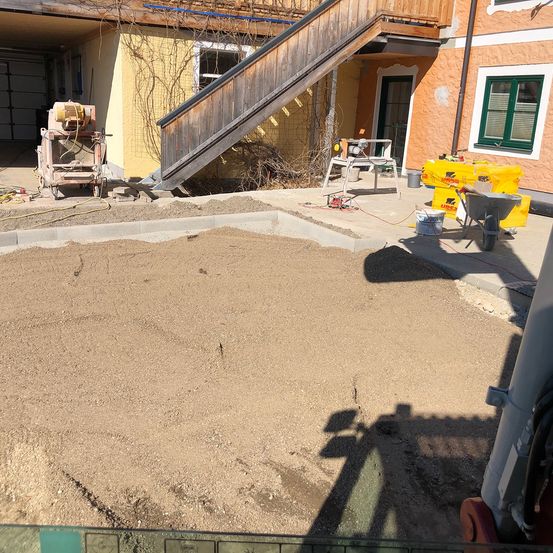 Bild enthält, Construction, Architecture, Building, Housing, House, Staircase, Floor, City, Machine, Wheel