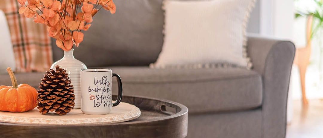 Bild enthält, Coffee Table, Furniture, Table, Living Room, Cup, Couch, Interior Design, Cushion, Home Decor, Tabletop