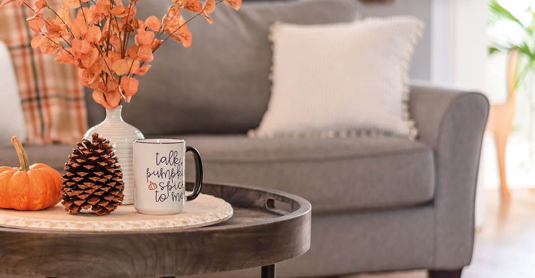 Bild enthält, Coffee Table, Furniture, Table, Living Room, Cup, Couch, Interior Design, Cushion, Home Decor, Tabletop