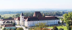 Bild enthält, Building, Monastery, Campus, City, Grass, Housing, Outdoors, Hotel, House, Fortress