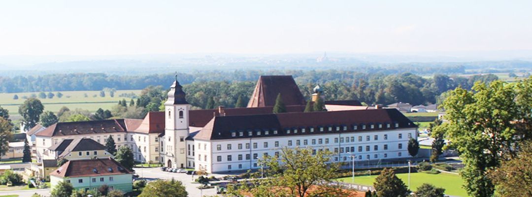 Bild enthält, Building, Monastery, Campus, City, Grass, Housing, Outdoors, Hotel, House, Fortress