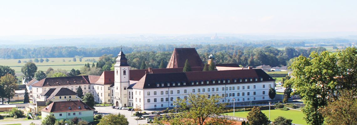 Bild enthält, Building, Monastery, Campus, City, Grass, Housing, Outdoors, Hotel, House, Fortress