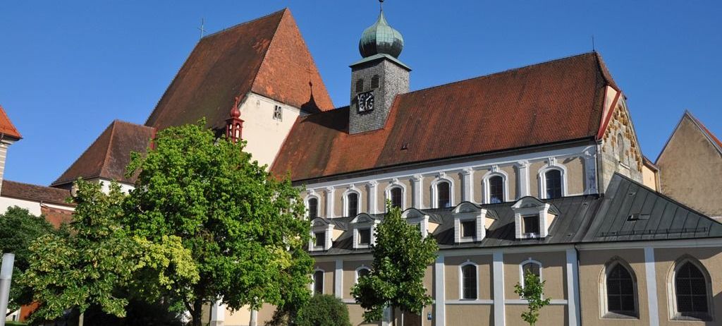 Bild enthält, Building, Monastery, Grass, Clock Tower, Arch, Gothic Arch, Spire, Housing, House, Roof