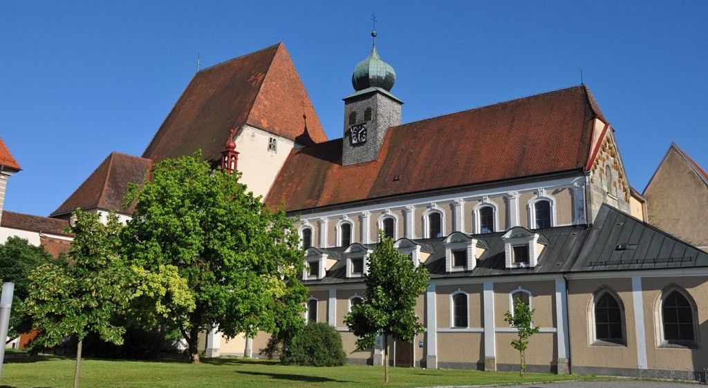 Bild enthält, Building, Monastery, Grass, Clock Tower, Arch, Gothic Arch, Spire, Housing, House, Roof